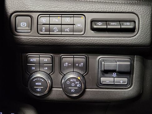 Used 2024 GMC Yukon Denali w/ Advanced Technology Package AWD/4WD image 43