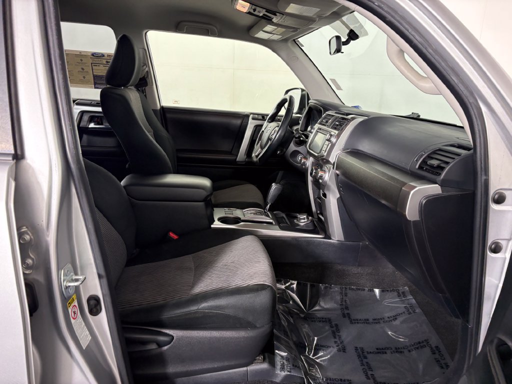 Used 2016 Toyota 4Runner SR5 AWD/4WD image 31