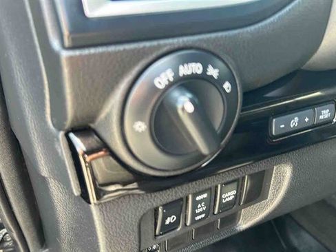 Used 2019 Nissan Titan SV w/ SV Convenience Package AWD/4WD image 21