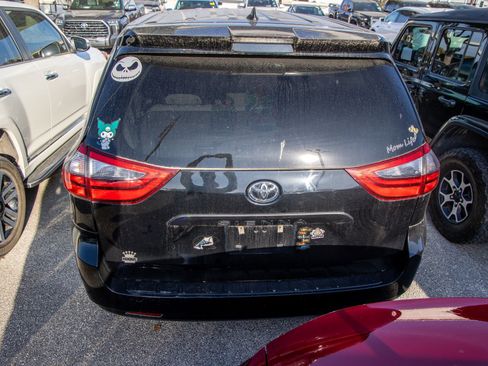 Used 2020 Toyota Sienna L image 10