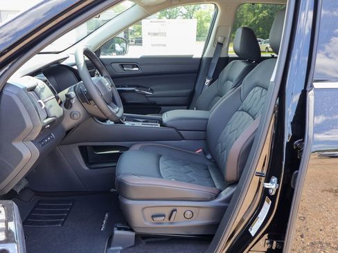 New 2026 Nissan Pathfinder Platinum FWD image 6