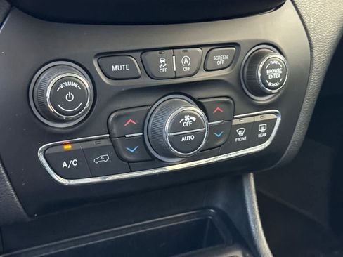 Used 2019 Jeep Cherokee Overland w/ Technology Group AWD/4WD image 22