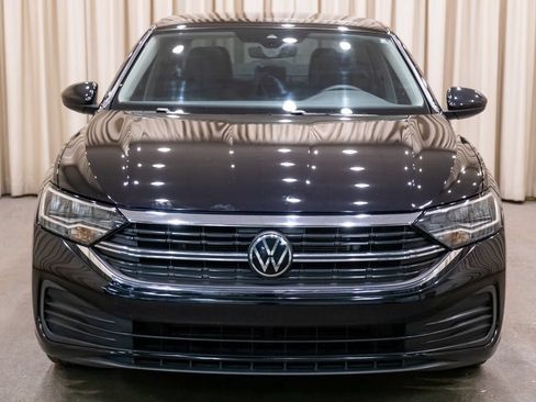 Used 2024 Volkswagen Jetta SE w/ Panoramic Sunroof Package FWD image 2