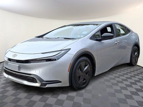 Used 2024 Toyota Prius Prime SE image 3