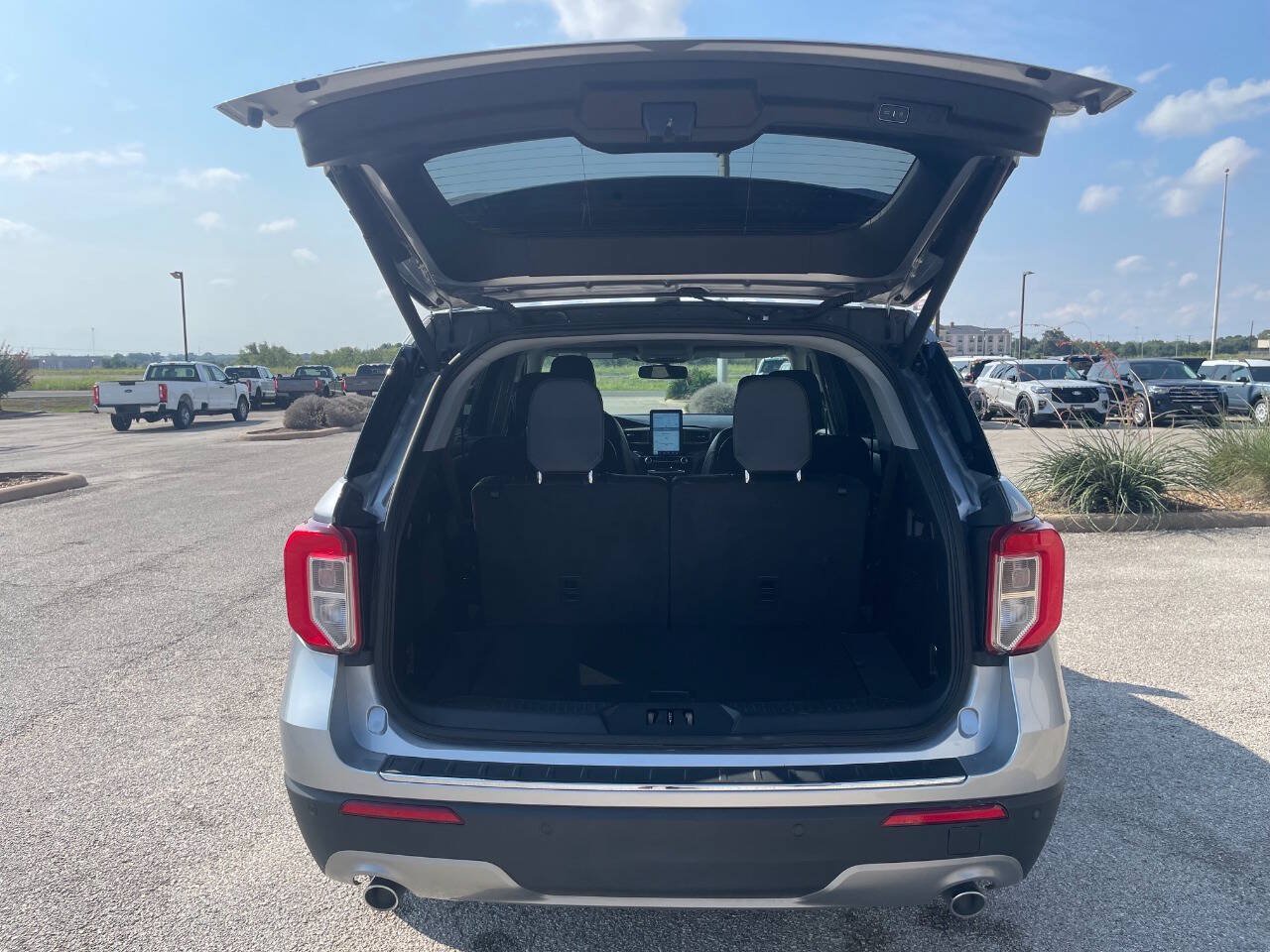 Used 2023 Ford Explorer Limited w/ Limited Technology Package RWD image 11