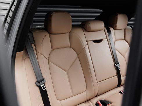 Certified 2026 Porsche Macan AWD/4WD image 32