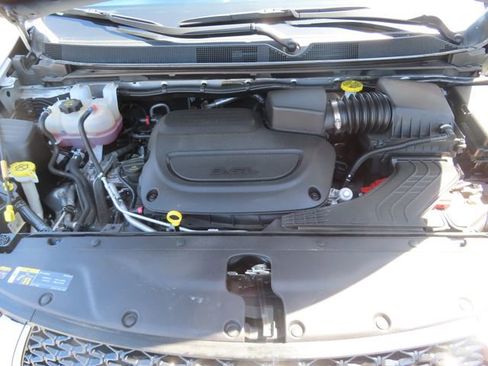 Used 2024 Chrysler Pacifica Touring-L FWD image 13