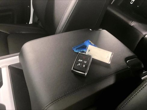 Used 2025 Land Rover Defender 110 S image 30