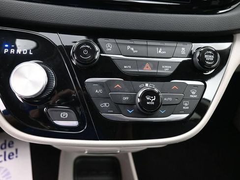 Used 2023 Chrysler Pacifica Touring-L FWD image 12