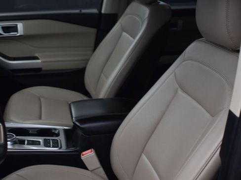 Used 2020 Ford Explorer XLT w/ Equipment Group 202A image 7