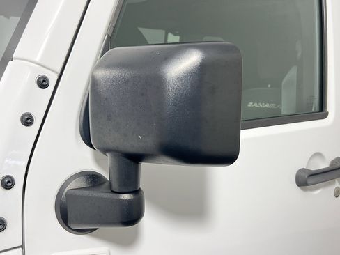 Used 2018 Jeep Wrangler Unlimited Sahara image 12