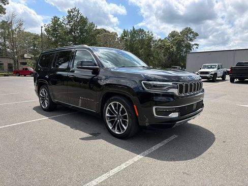 Certified 2025 Jeep Wagoneer Series III w/ Premium Group I AWD/4WD image 4