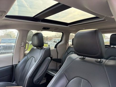 Used 2024 Chrysler Pacifica Limited image 28