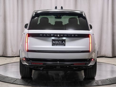 Used 2024 Land Rover Range Rover SE image 3