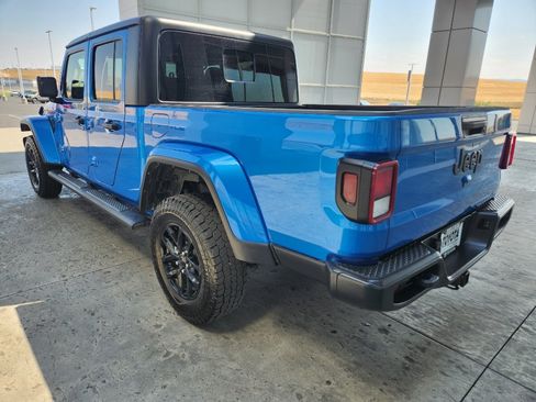 Used 2022 Jeep Gladiator Sport AWD/4WD image 6