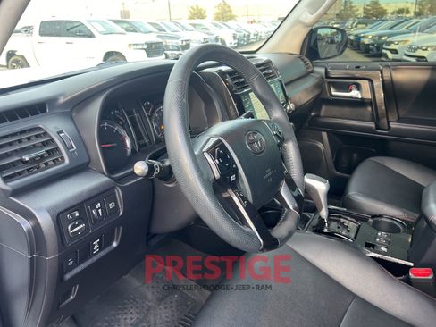 Used 2020 Toyota 4Runner TRD Off-Road Premium AWD/4WD image 31
