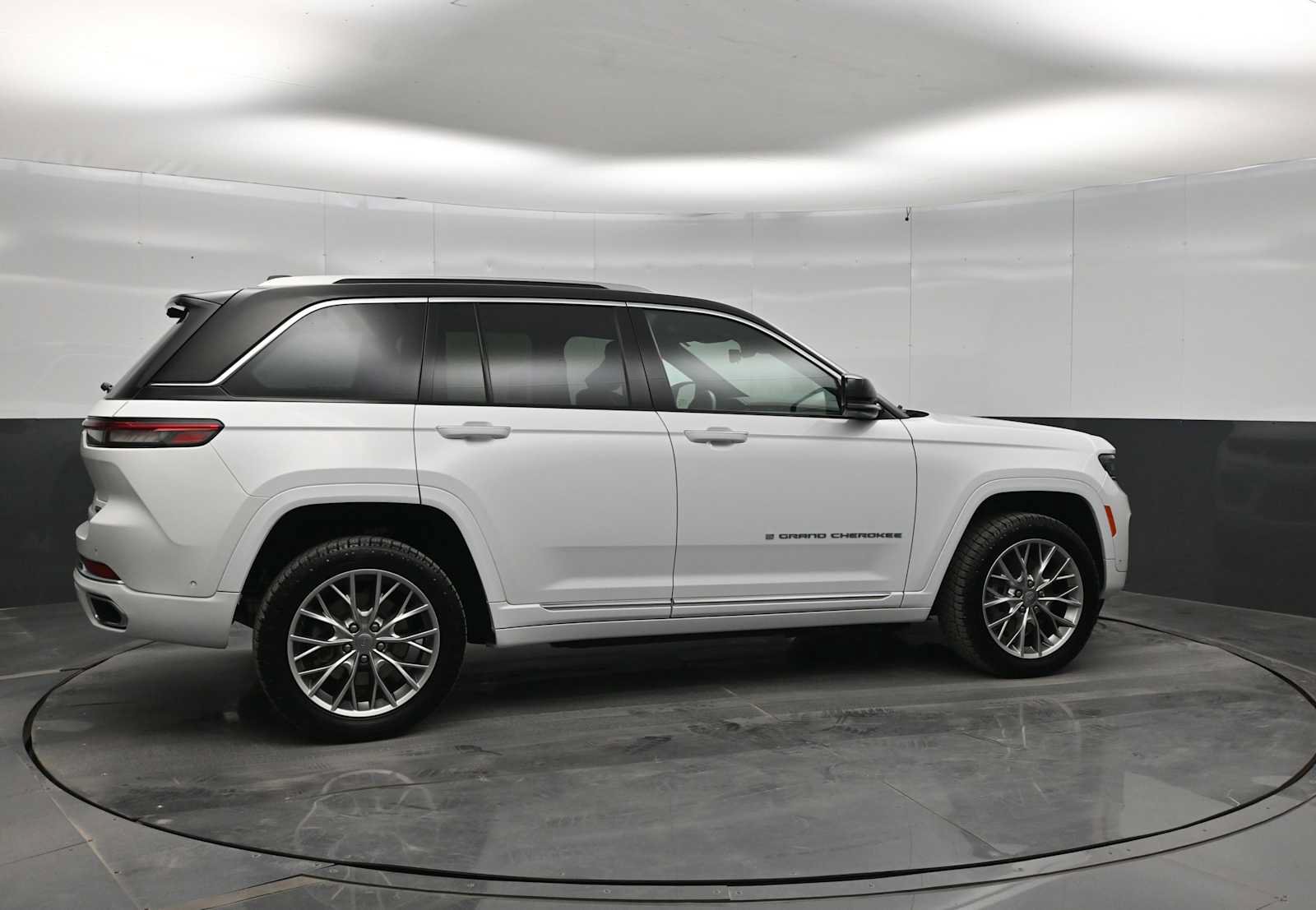 Used 2022 Jeep Grand Cherokee Summit w/ Advanced Protech Group IV AWD/4WD image 7
