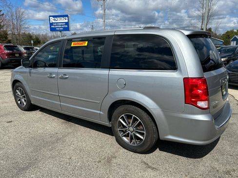Used 2017 Dodge Grand Caravan SXT image 2