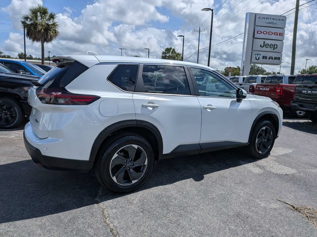Used 2024 Nissan Rogue SV AWD/4WD image 3