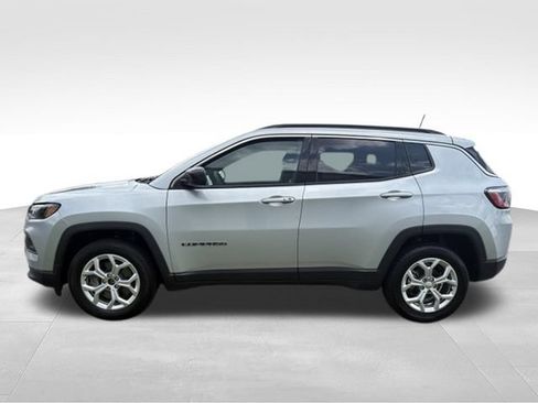 Used 2024 Jeep Compass Latitude AWD/4WD image 12