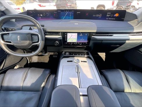 Used 2025 Lincoln Navigator Reserve AWD/4WD image 9