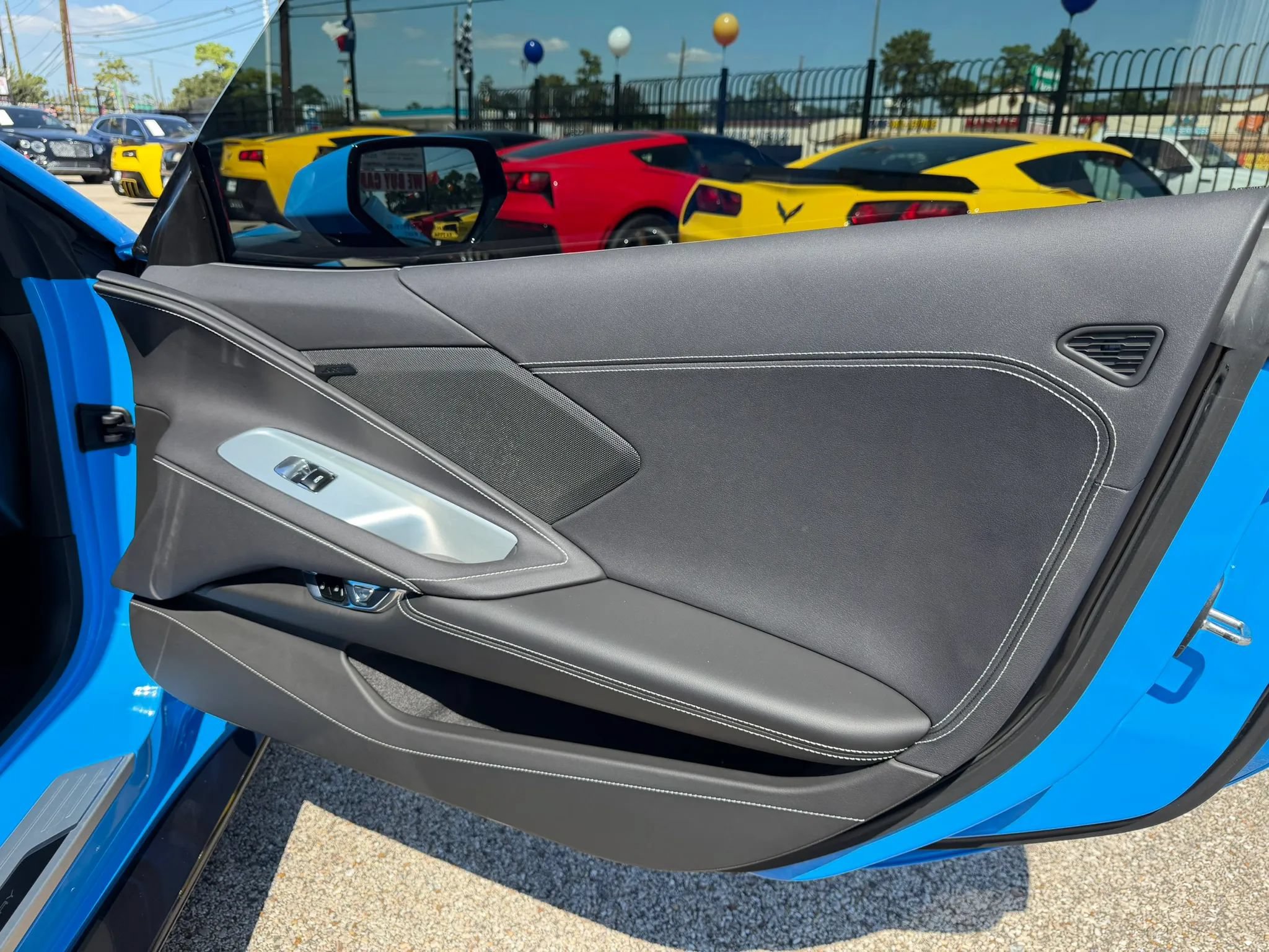 Used 2022 Chevrolet Corvette Stingray Coupe w/ 1LT RWD image 17