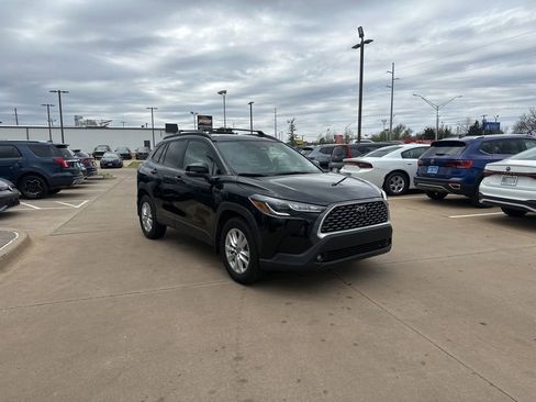 Used 2025 Toyota Corolla Cross LE w/ Moonroof Package FWD image 3