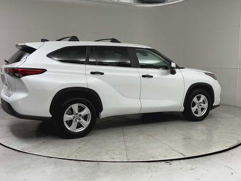 Used 2023 Toyota Highlander LE FWD image 9