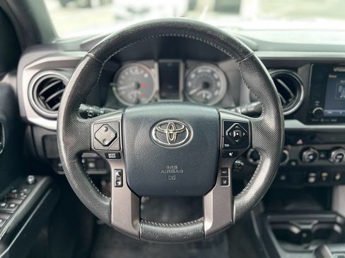 Used 2018 Toyota Tacoma TRD Off-Road AWD/4WD image 13