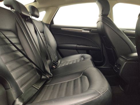 Used 2017 Ford Fusion SE FWD image 19