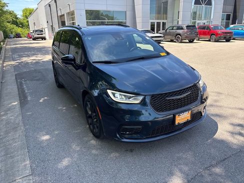 Used 2025 Chrysler Pacifica Limited FWD image 7
