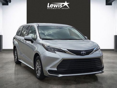 Used 2025 Toyota Sienna LE image 6