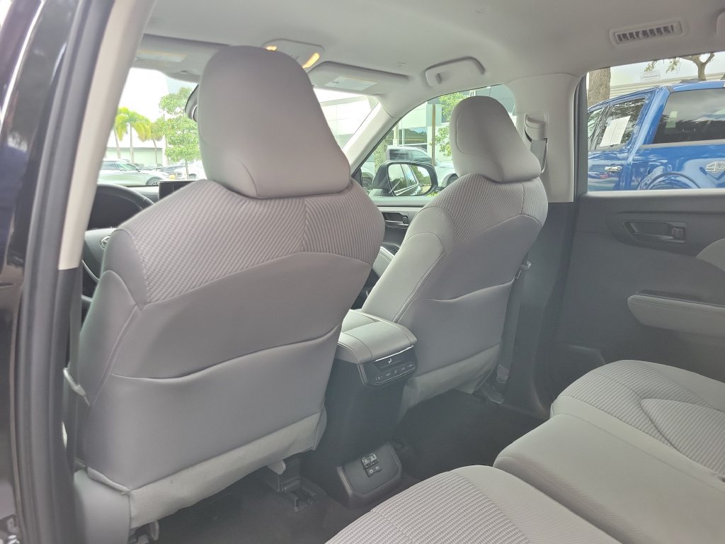 Used 2024 Toyota Highlander LE FWD image 9