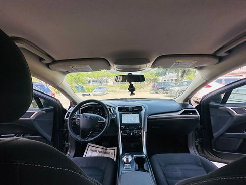 Used 2017 Ford Fusion SE FWD image 17
