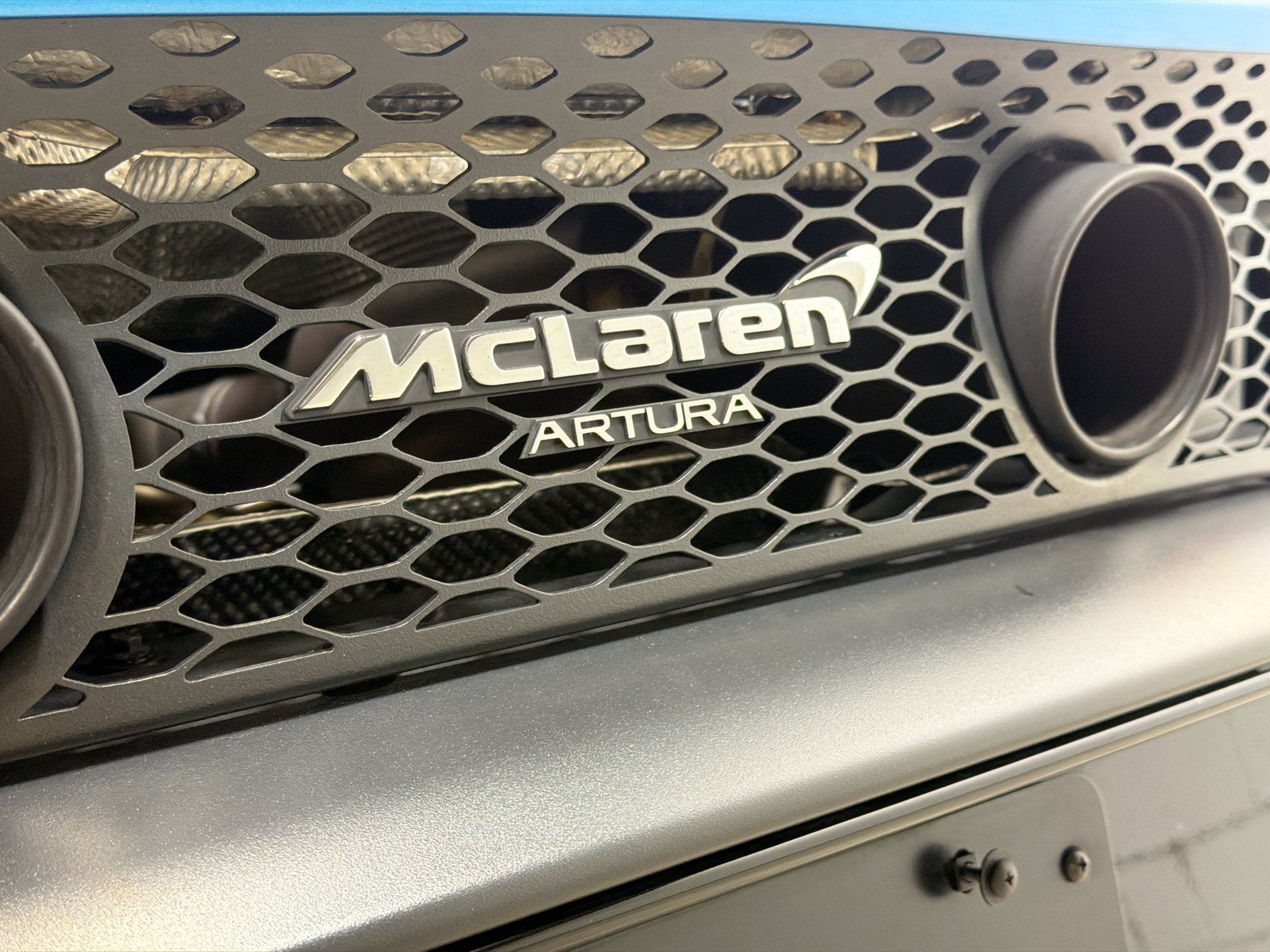 Used 2023 McLaren Artura RWD image 12