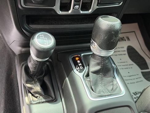 Used 2023 Jeep Gladiator Sport AWD/4WD image 17