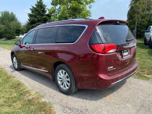 Used 2019 Chrysler Pacifica Touring-L FWD image 3