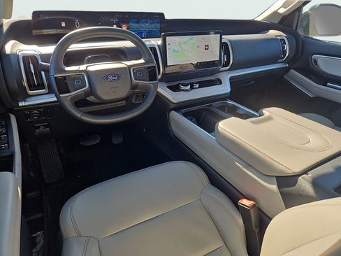 Certified 2025 Ford Expedition Active image 3