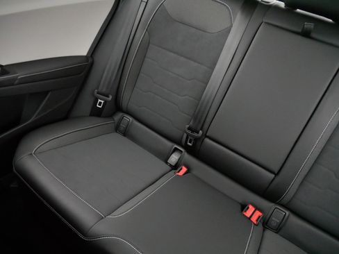 Certified 2025 Volkswagen Taos SE w/ Panoramic Sunroof Package image 12