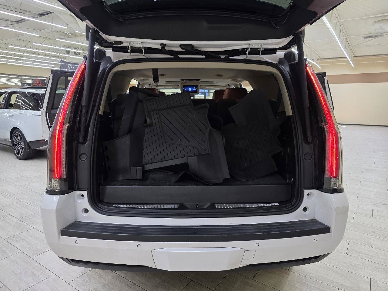 Used 2019 Cadillac Escalade Premium Luxury AWD/4WD image 13