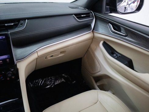 Used 2023 Jeep Grand Cherokee Limited image 27