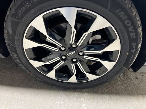 Used 2024 Kia Carnival EX FWD image 45