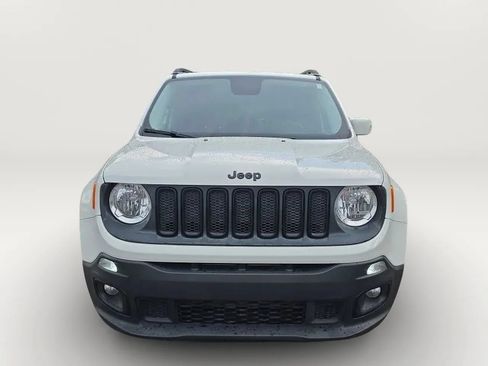 Used 2017 Jeep Renegade Altitude FWD image 4