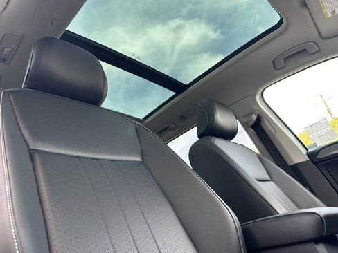 Certified 2023 Volkswagen Tiguan SE w/ Panoramic Sunroof Package image 18