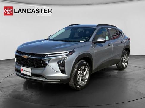 Used 2025 Chevrolet Trax LT FWD image 3