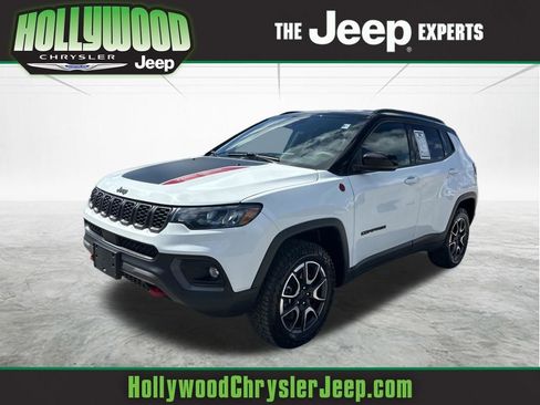 Used 2024 Jeep Compass Trailhawk image 1