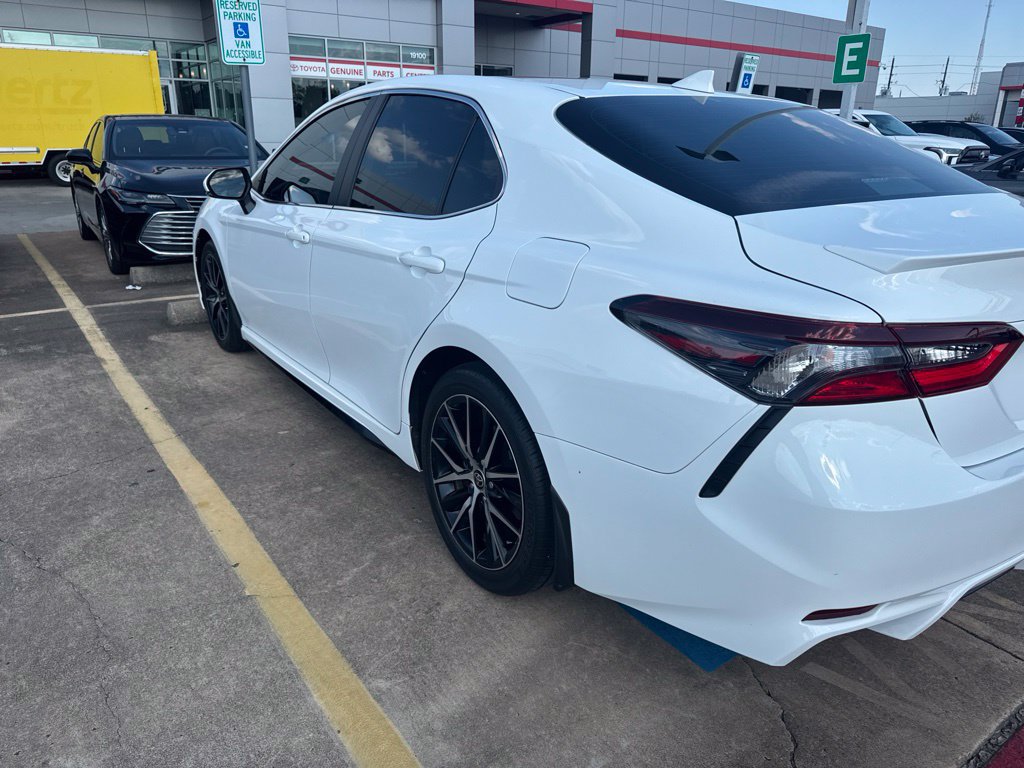 Used 2023 Toyota Camry SE FWD image 3