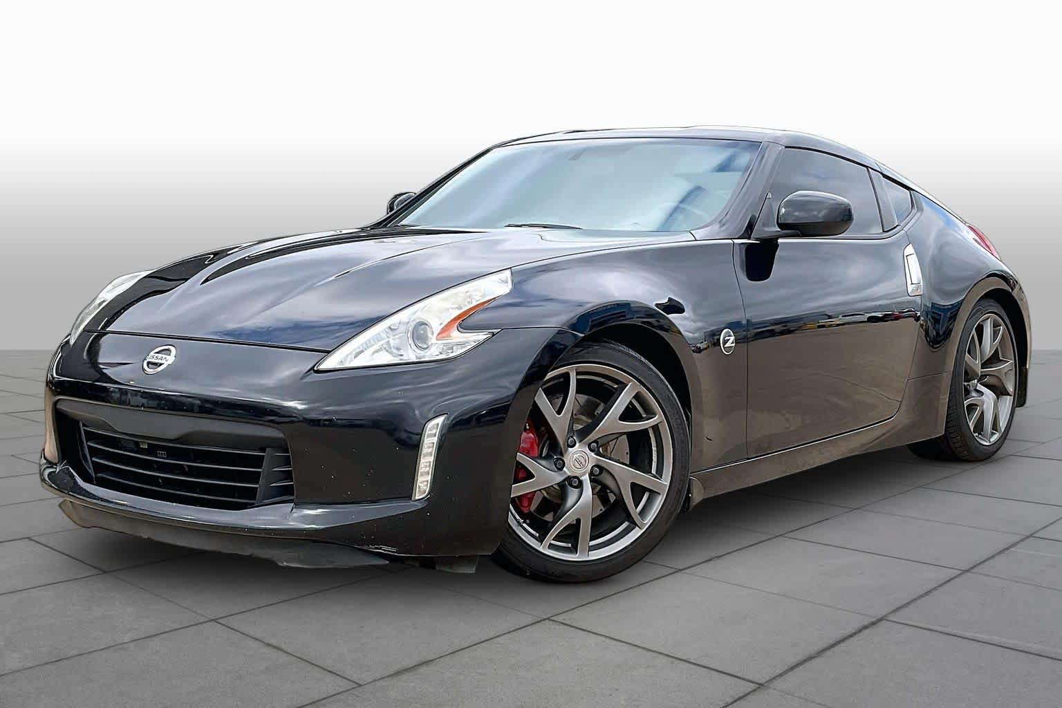 Used 2017 Nissan 370Z Coupe RWD image 2