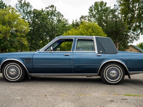 Used 1988 Chrysler Fifth Avenue RWD image 9