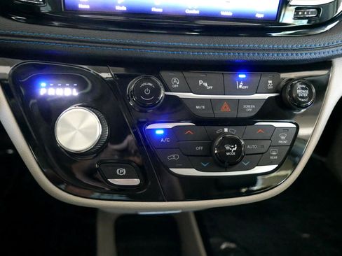 Used 2021 Chrysler Pacifica Touring-L image 15